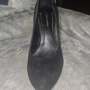 Size 8 BCBG Pump cut small